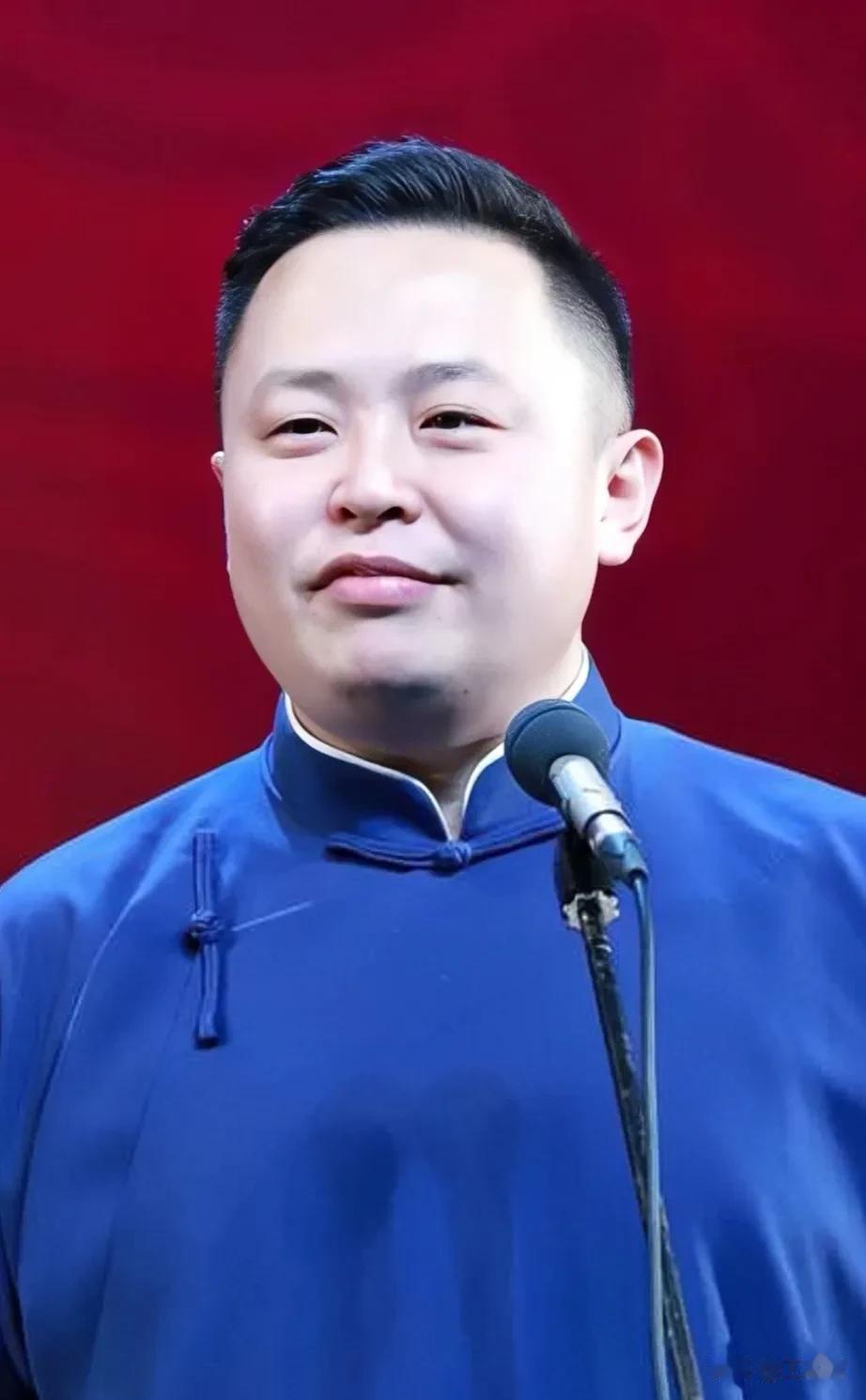 一次，相声演员阎鹤祥趁郭德纲不忙，走进他的书房，直来直去的说:师傅，您再帮我取个