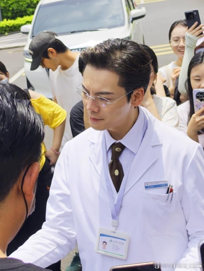 陈伟霆被粉丝气破防陈伟霆和粉丝玩问答游戏陈伟霆现场考粉丝作品，结果全场没人答上来
