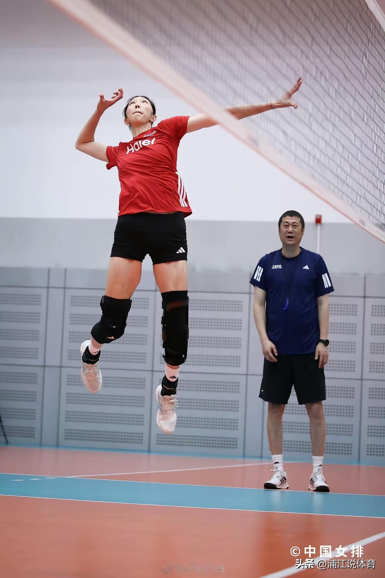 李焕宁：世界乃至亚洲排球人都疑惑不解，朱婷为什么不来打？

其实，朱婷曾打过巴黎