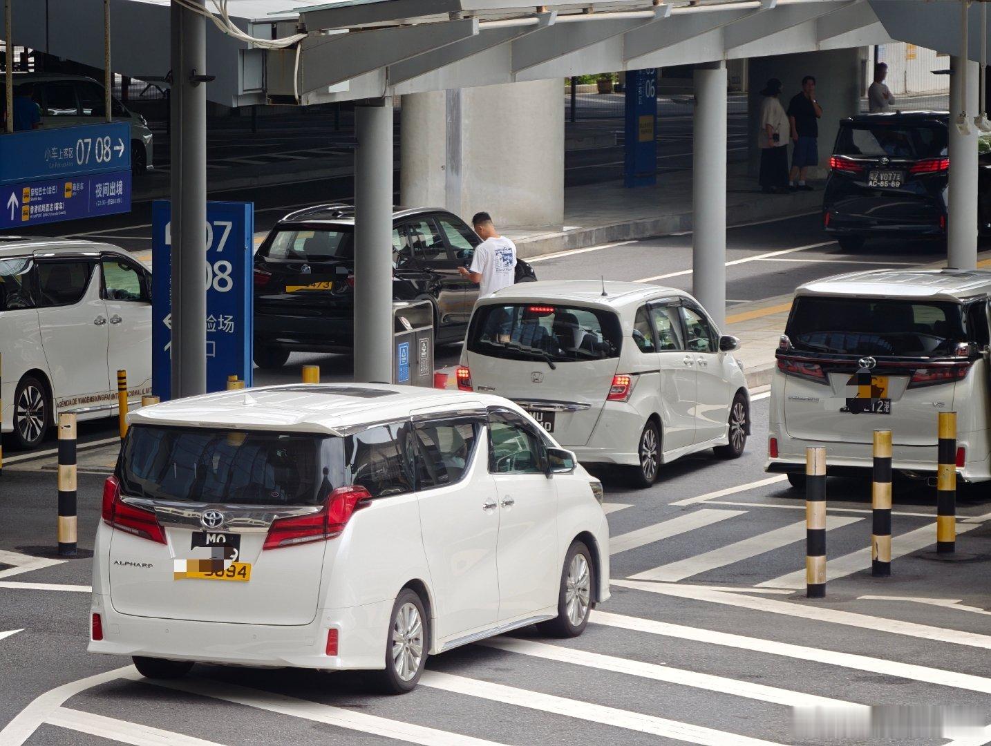 在港珠澳大桥口岸，可以看到各种的7座MPV，埃尔法是大家熟悉的了，但还有丰田No