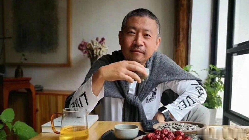 凤凰新闻【一个多月狂揽近80亿，顶级大佬再度封神】“跟势不跟人，止损不拖沓。”这