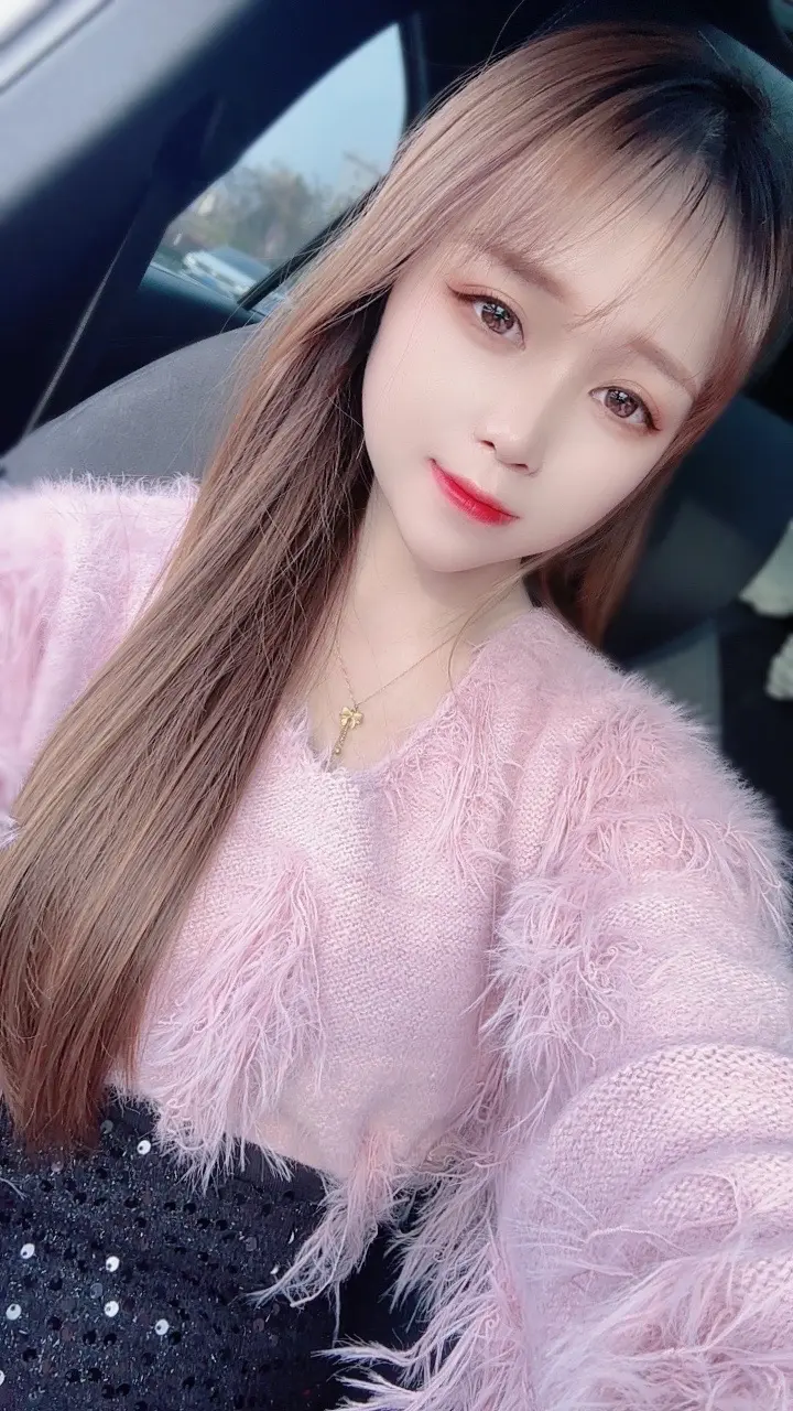 以前很羡慕会开车的姑娘，后来我也学会了开车，又开始羡慕坐在副驾驶上吃着...