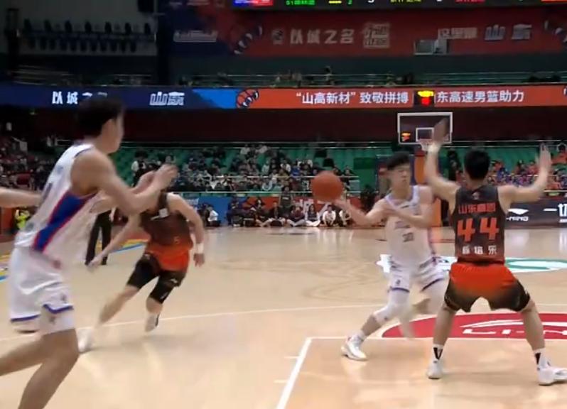 克里斯24+14，高诗岩三双，小将王证17分，山东男篮大胜送天津四连败！北京时间
