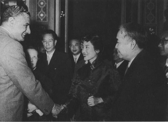 1958年亚洲团结会议期间，阿拉伯联合共和国(埃及)总统纳赛尔(左一)接见中国代