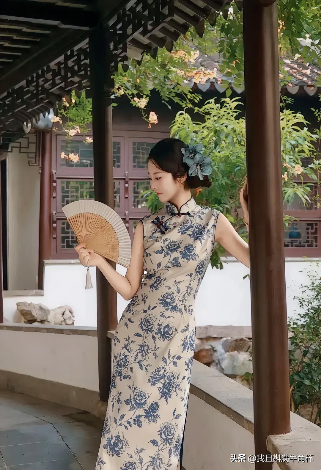 上联：罗衣不耐月华冷
下联：有请雅士[玫瑰][玫瑰][玫瑰]