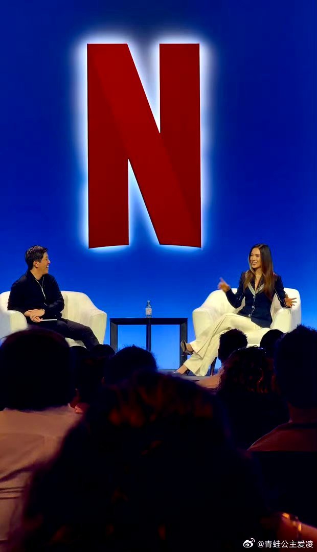 谷爱凌参加奈飞领导峰会谷爱凌亮相奈飞全球领导峰会，不愧是顶流跨界选手。赛场拿冠军