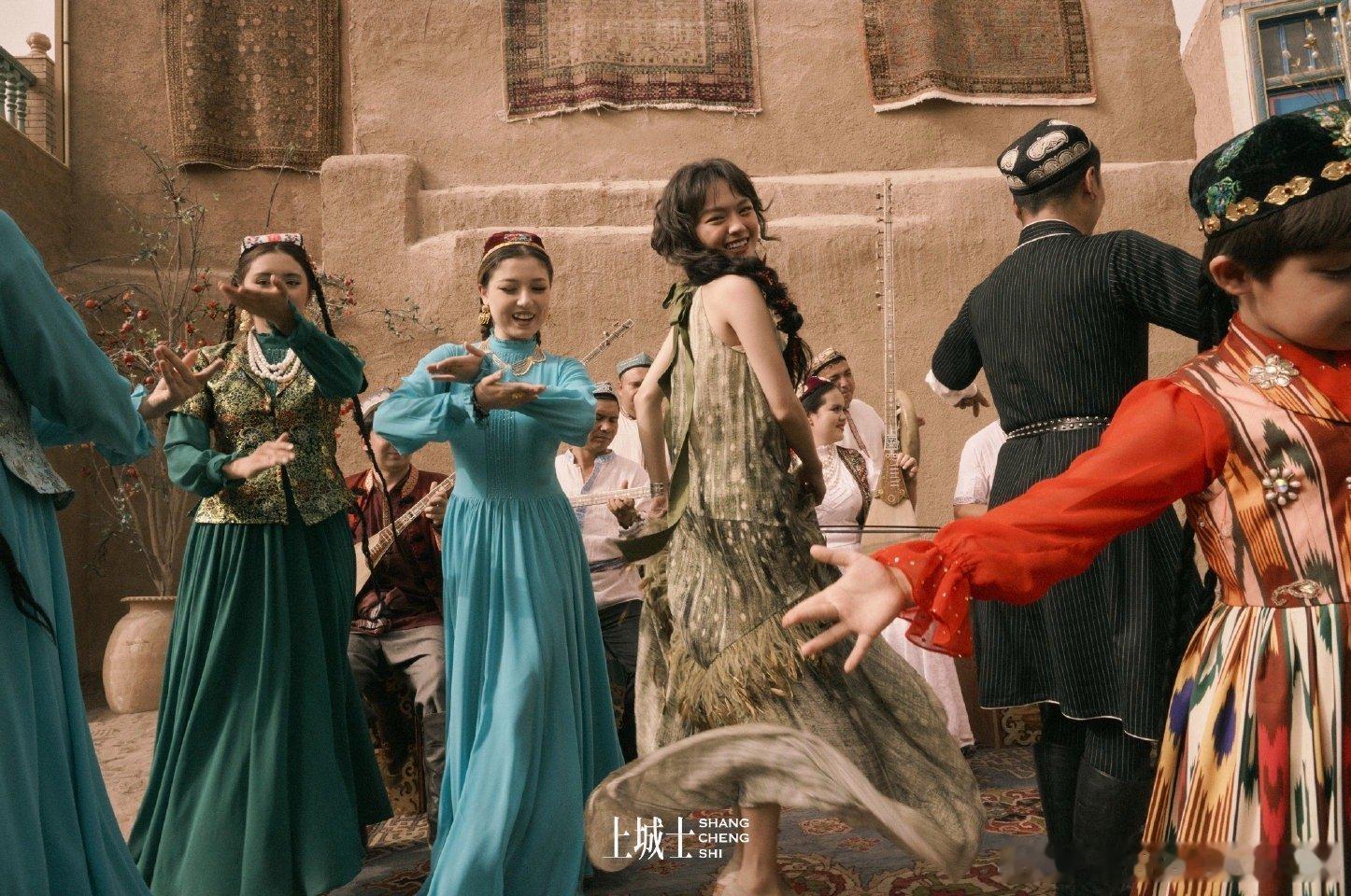 上城士的风格主要是体现风物元素，突出人文感，其实不适合珠宝品牌推封。p5这张封面