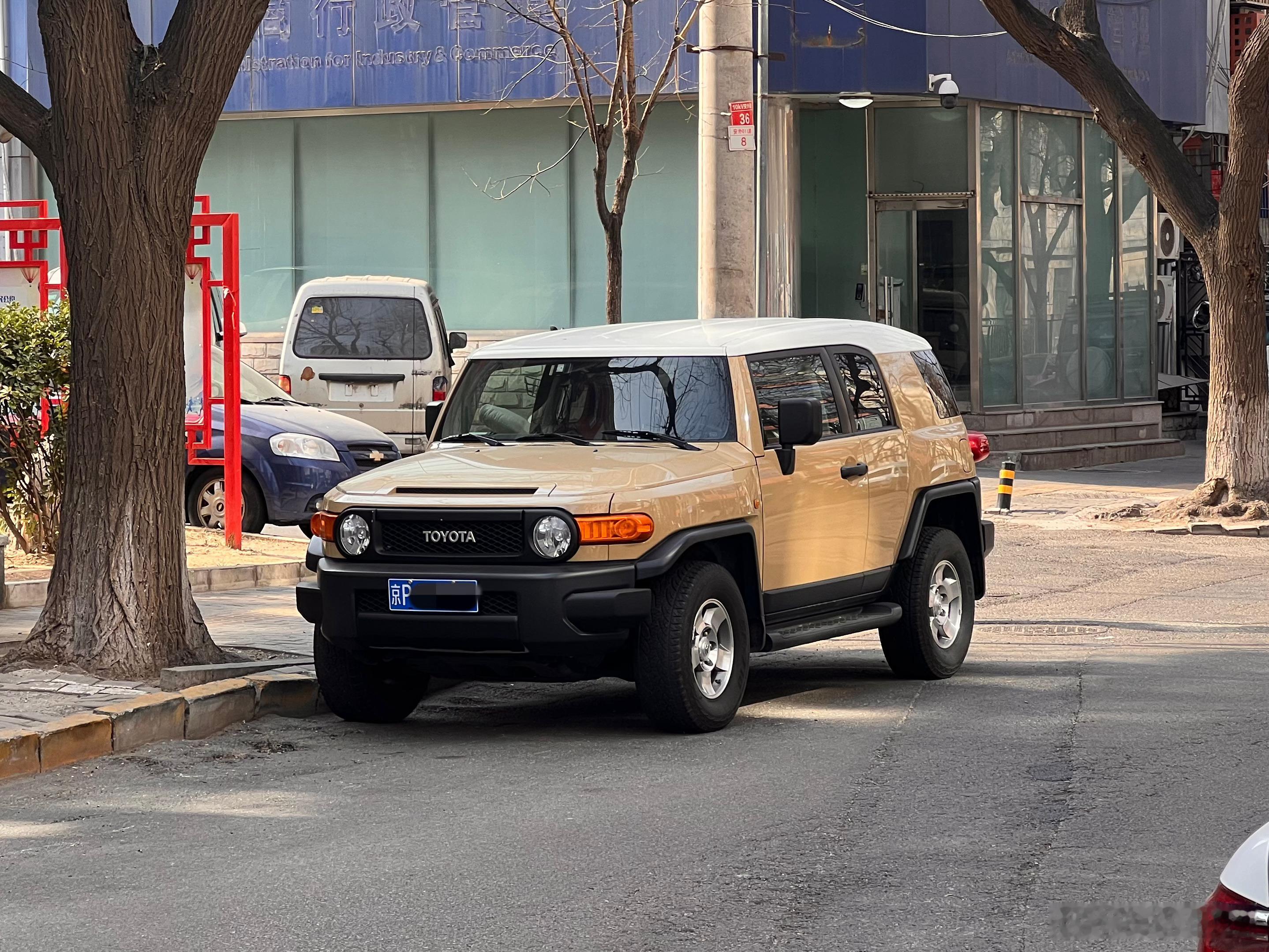 这么多年过去了，FJ Cruiser仍然看起来好漂亮，满脸黑、小轮圈肥胎的尤其漂