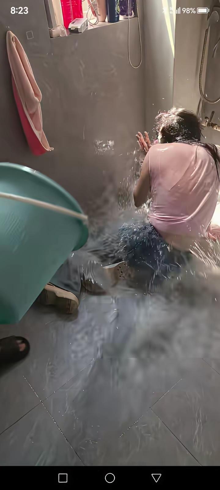 妻子出轨后，被丈夫发现了，丈夫十分生气，但又不敢动粗，担心动粗后不仅会毀了婚姻和