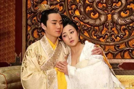 李治坐拥后宫三千，为啥偏偏独宠武则天？根本不是你想的那样提起唐高宗李治，很多人的