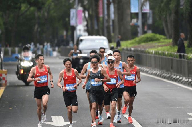 大满贯加冕！何杰2:12:07夺十五运金牌，铸就中国马拉松传奇
 
2025年1