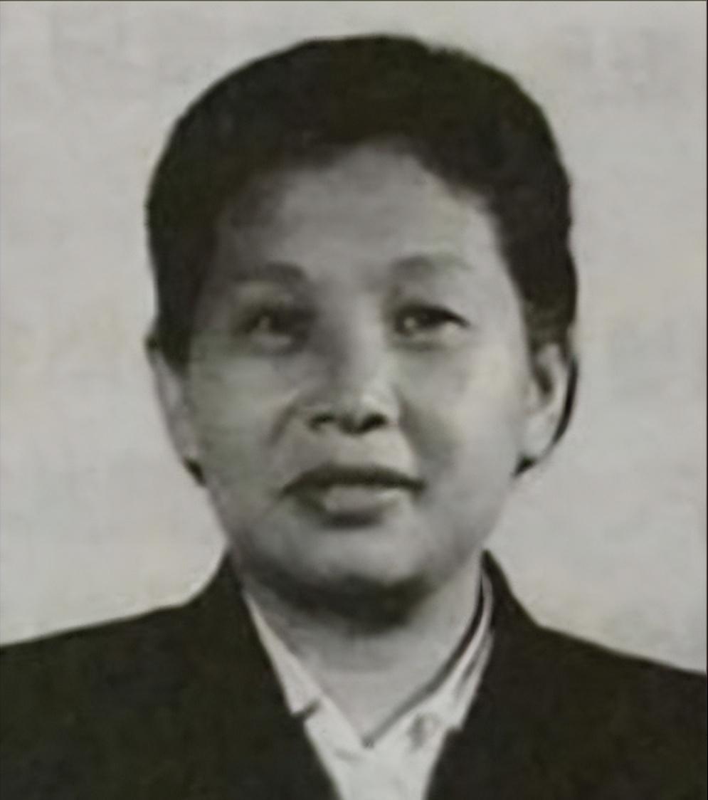 1939年，女战士徐敏准备去如厕，突然被一壮汉抱到了床榻上，对方捂住了她的嘴巴，