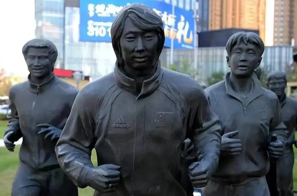 公园李铁雕像之前有多辉煌，现在就有多没落，以前是辽宁足球的荣耀，现在成为足球的罪