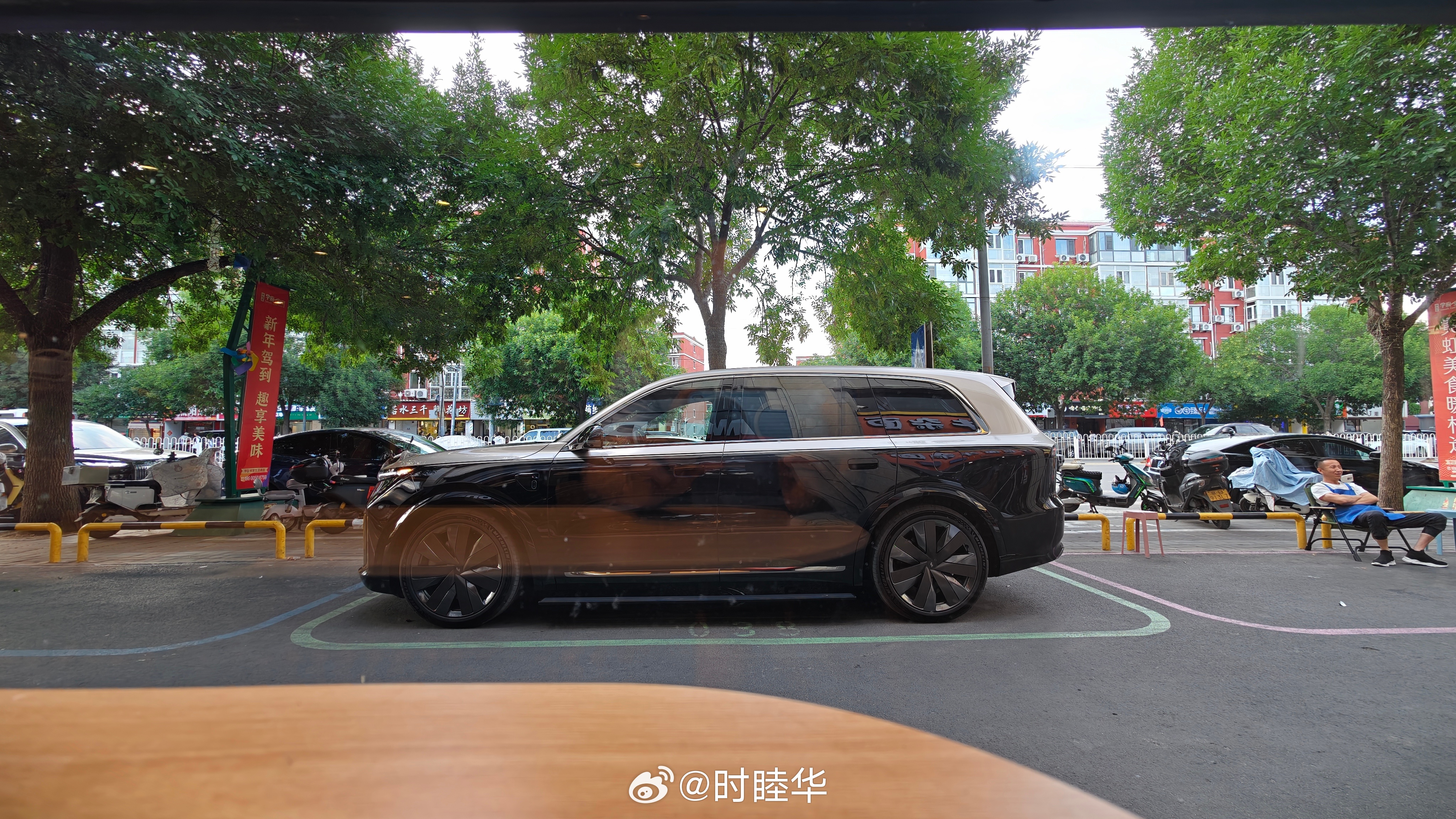拍这张图，本来想说，人类真的是很low的动物，全世界的人消费心理都一样，买点什么