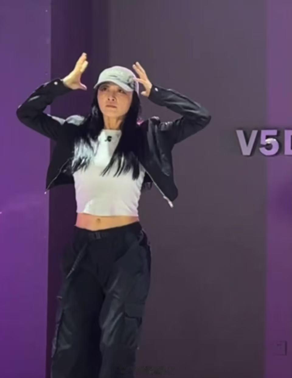 赵子琪跳了一个人想着一个人 赵子琪跳了一个人想着一个人！赵子琪跳了编舞一个人想着