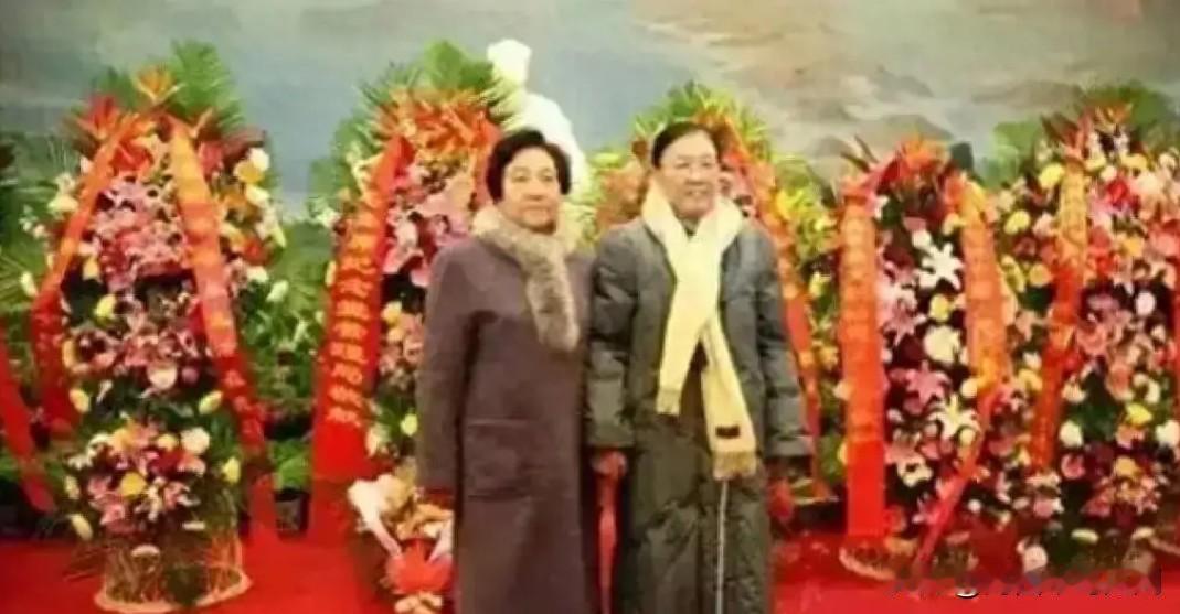 2008年，这是吴桂贤与谢静宜在毛主席纪念堂的一张十分珍贵合影。吴桂贤是纺织女工
