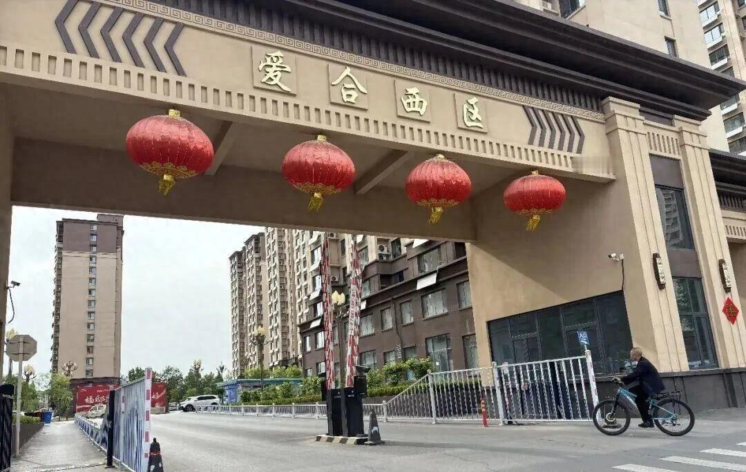 爱合西区路灯全灭20多天了，晚上出门得开手机灯。供电局说总电是通的，家里灯也亮，