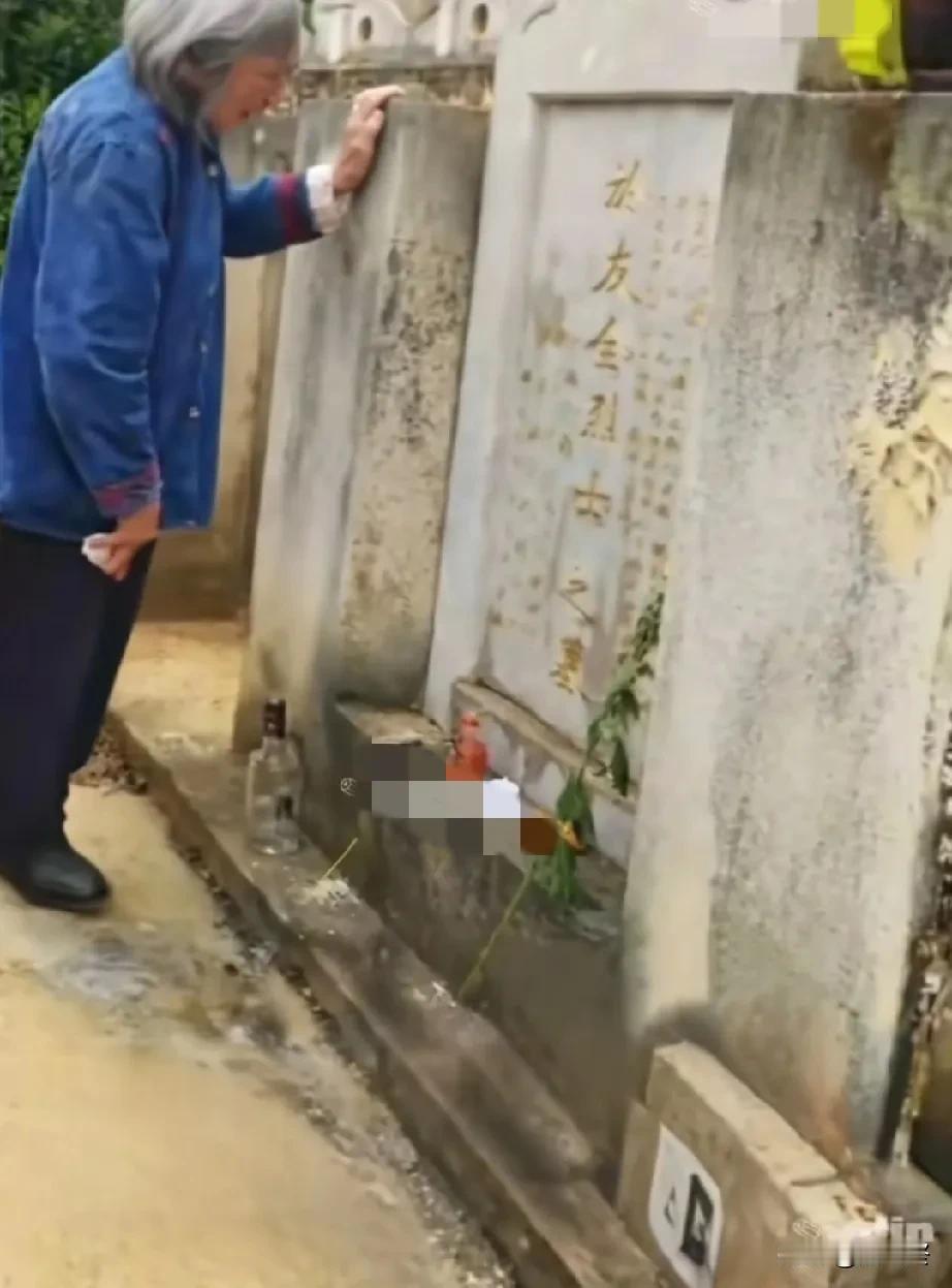 这位白发苍苍的老人是烈士於有友全的姐姐，她曾多次从重庆长途跋涉到烈士陵园来看望弟