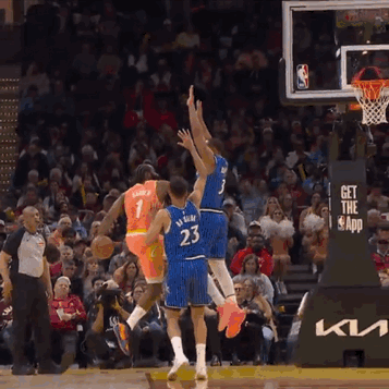 老登哥，背后长眼了，妙传队友，三分命中🎯
哈登26分，米切尔42分，骑士送魔术