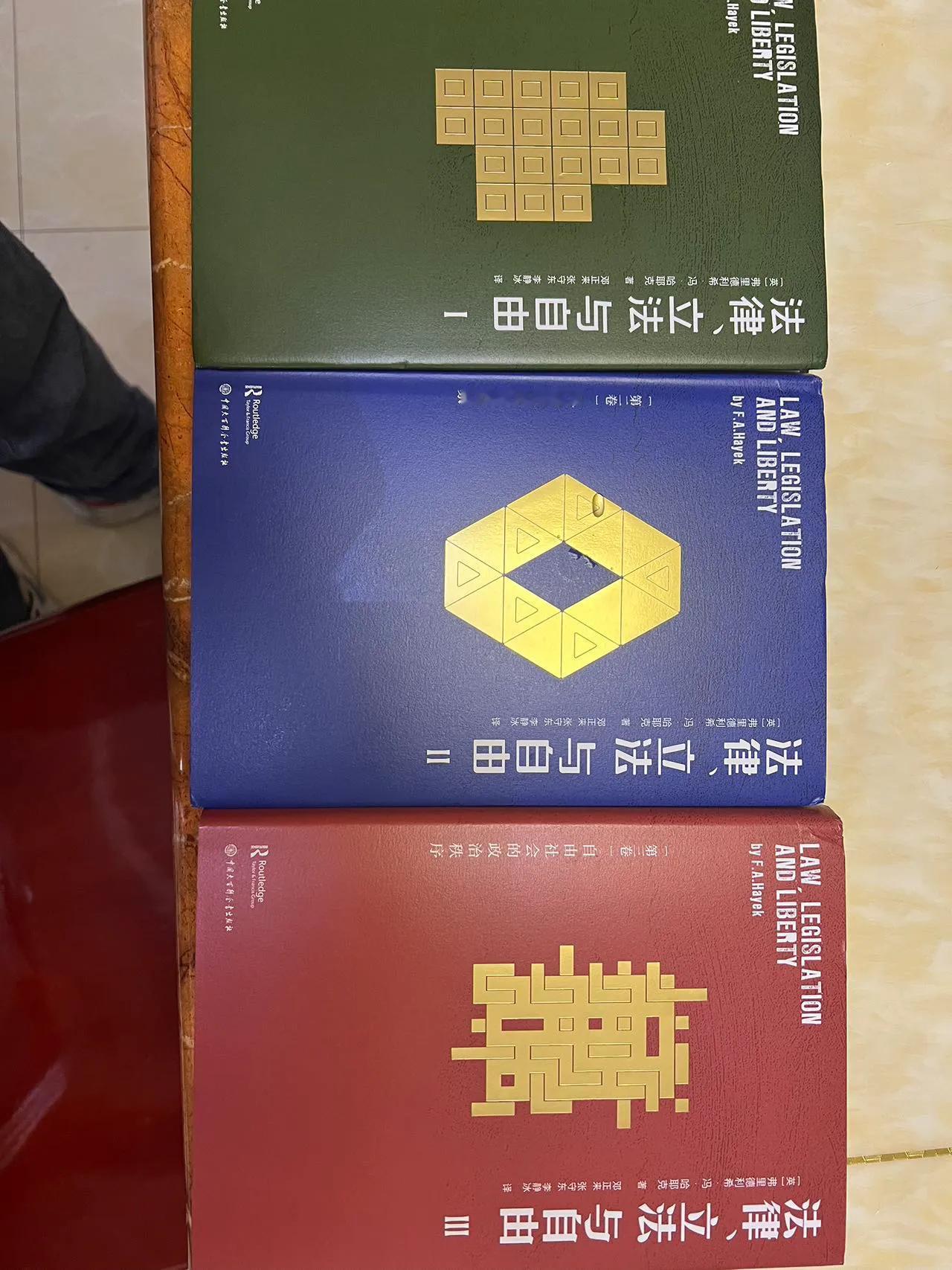 多看书，少刷短视频，甚至连新闻都不要关注太多，这些都是消耗你的情绪与精神，对你的