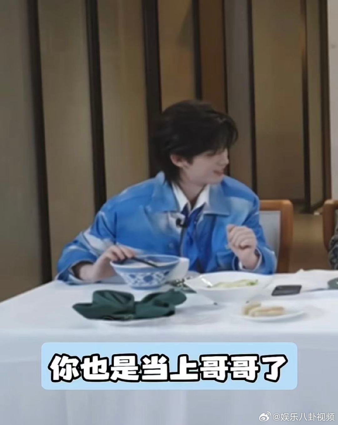 开推团听到丁程鑫比周柯宇大的反应没想到丁程鑫居然比周柯宇还大几个月，完全想不到我