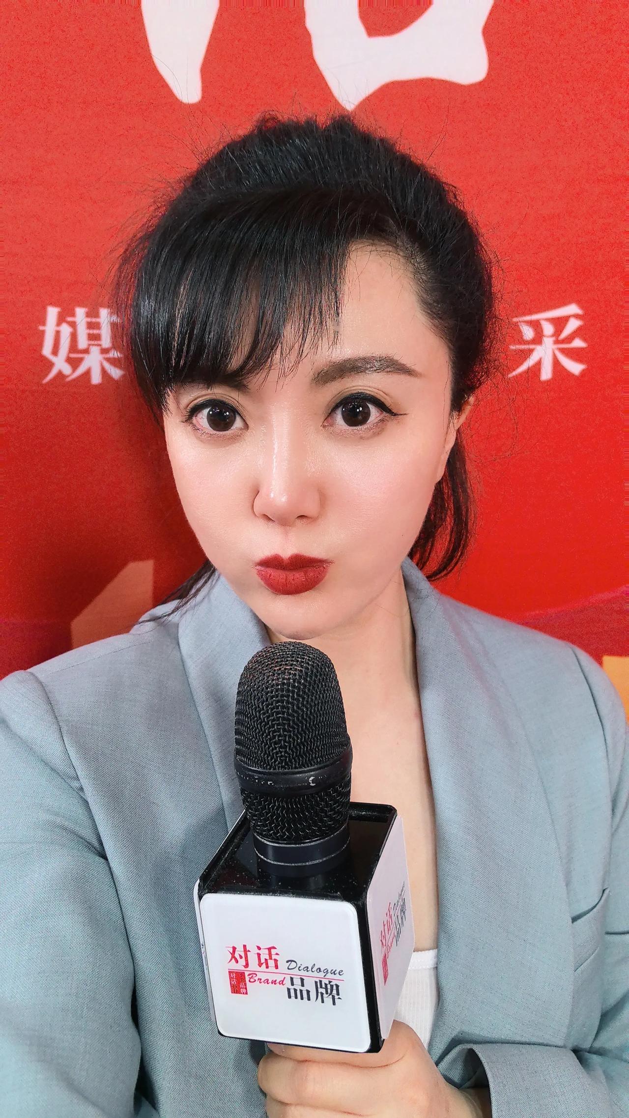 一场采访下来，反正话筒是被我蹭上好多口红了。接下来，谁敢跟我说话，小心你的脸
[