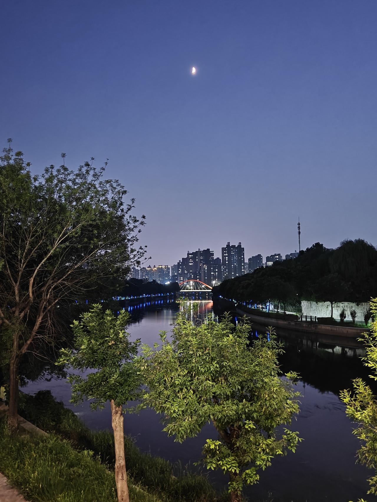 夏日生活打卡季陡河夜景，远处万家灯火，近看湖光倒影。
