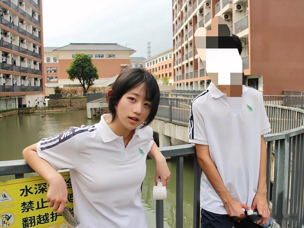 我沉沦几回，因你倾城的美。
少年时代的惊艳最是难忘，一身校服，眉眼清灵。
不用刻