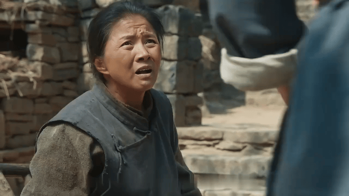 追《生万物》的时候，我对那几个女配角格外关注。迟蓬饰演的大脚娘，举手投足就如同我