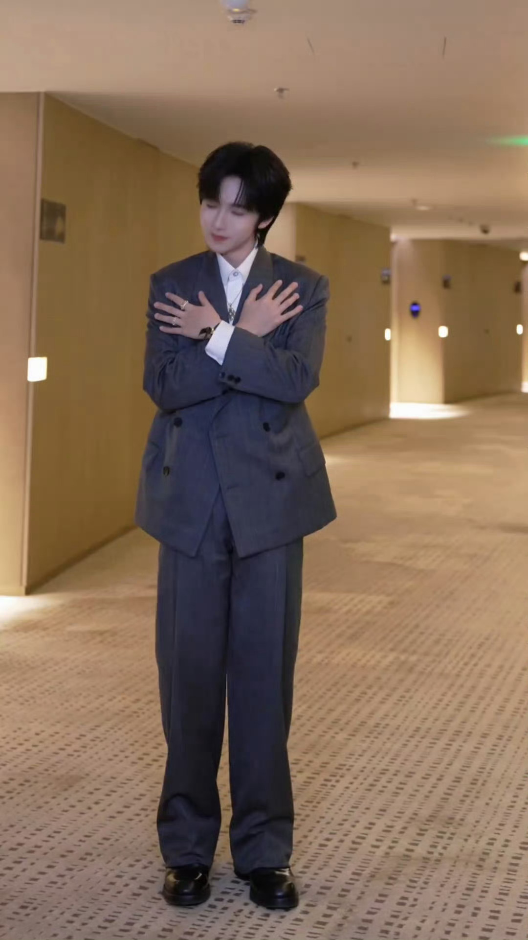 贺峻霖模仿李小冉 我不行了，贺峻霖李小冉互相伤害贺峻霖用小姨唱的《心愿便利贴》跳