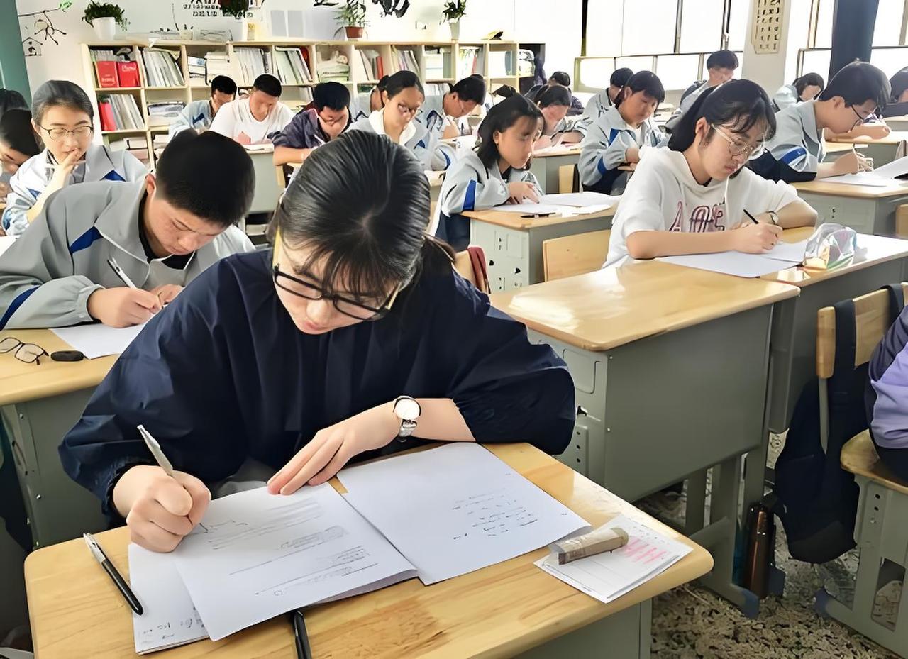 别再盲目逼孩子疯狂刷题了，这是很多家长最致命的教育误区。
绝大多数孩子刷的都是无