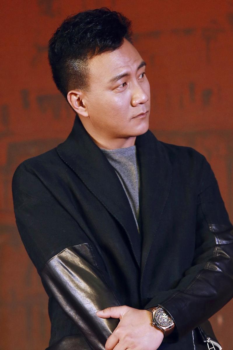 演员，胡军说，我爸爸是胡宝善，歌唱家，我大爷也是歌唱家，这哥俩一见面，哎呦，钢琴