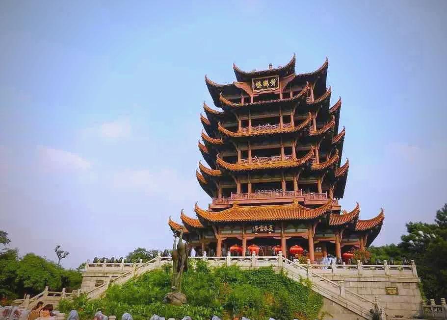 武汉交通这几年那真是突飞猛进。地铁线路不断延伸，从2012 年的2条线路到如今密