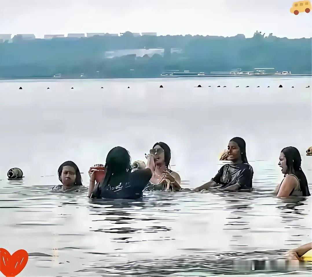 几位三妹在文昌湖游泳的画面，这可是那边的饮用水源头，这下山东人民有口福了！
虽然