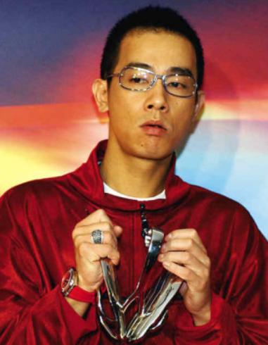 陈小春还是这么能打！


陈小春最近跳舞的视频
引发了热议。

五十八岁的他和年