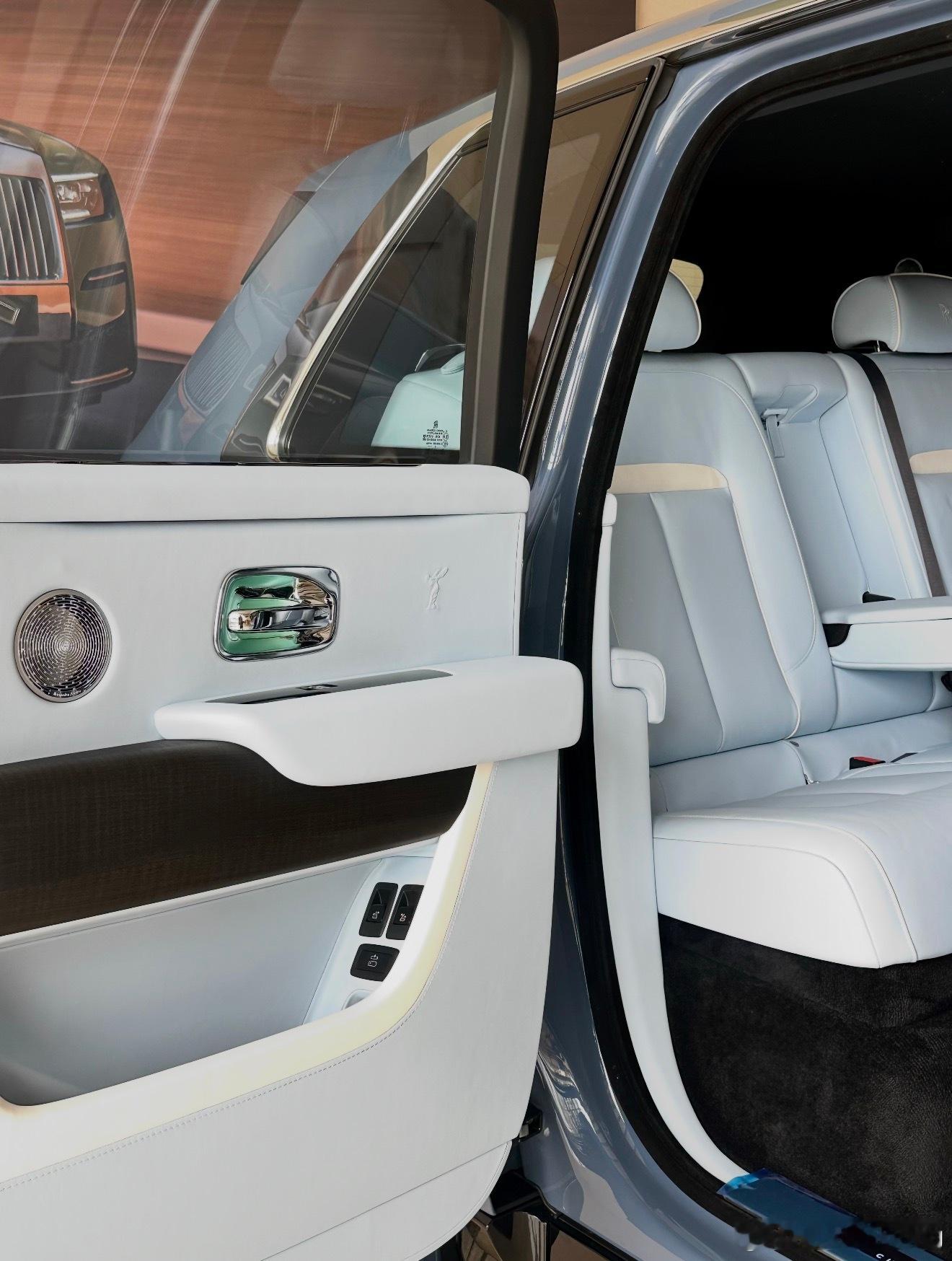 劳斯莱斯 库里南 威特林蓝  查尔斯蓝拼优雅白晚上12点，有的地方已经睡觉，有的