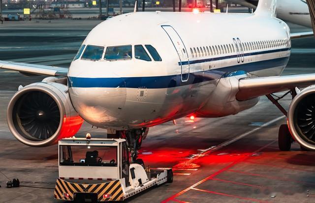 12月，中国赴日航班数量大幅减少904个，旅行社表示赴日团体游几乎全部取消。这一