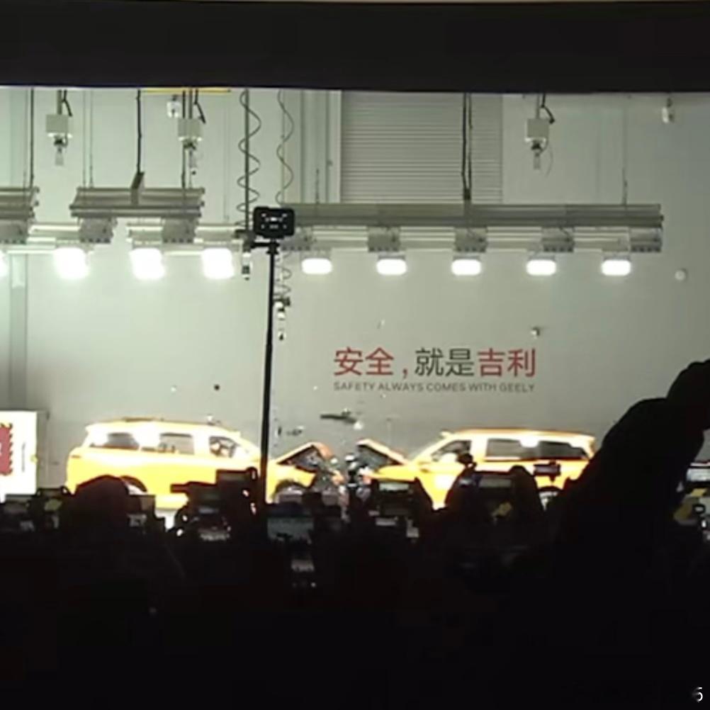 两台领克900相对100km/h不等速对撞会怎么样？我当时就直接理解成：两台沃尔