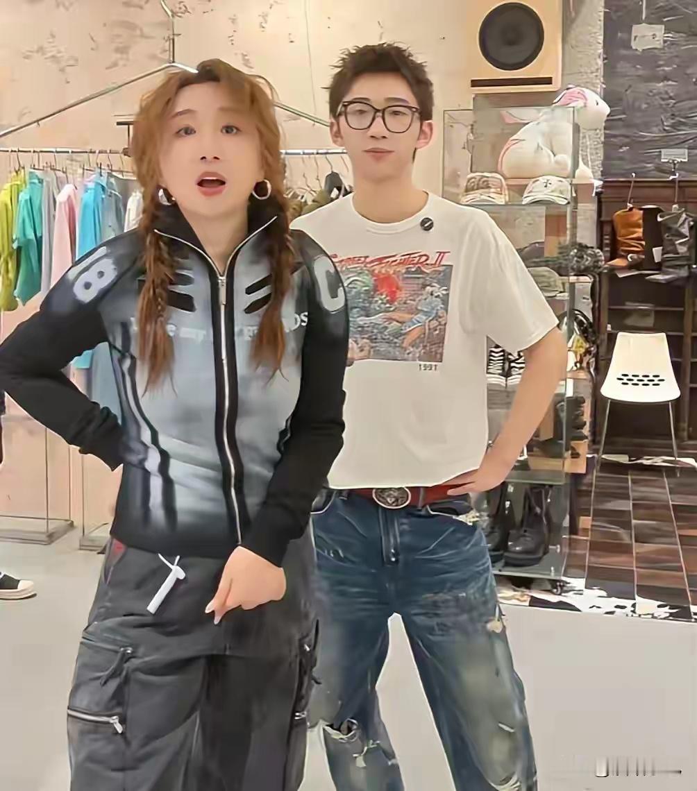 傅首尔儿子都这么大了！身高近1米8又帅又潮，母子俩共用一张脸 ​​​