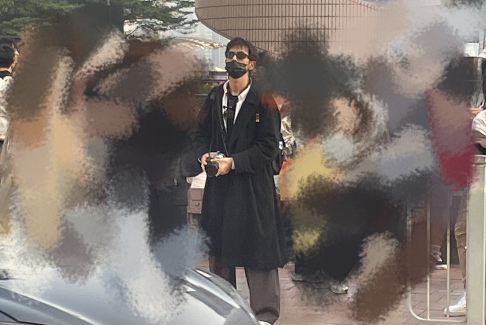 网友香港街头偶遇李现拍照网友在香港一天偶遇李现三次 李现居然一天被偶遇了三次！！