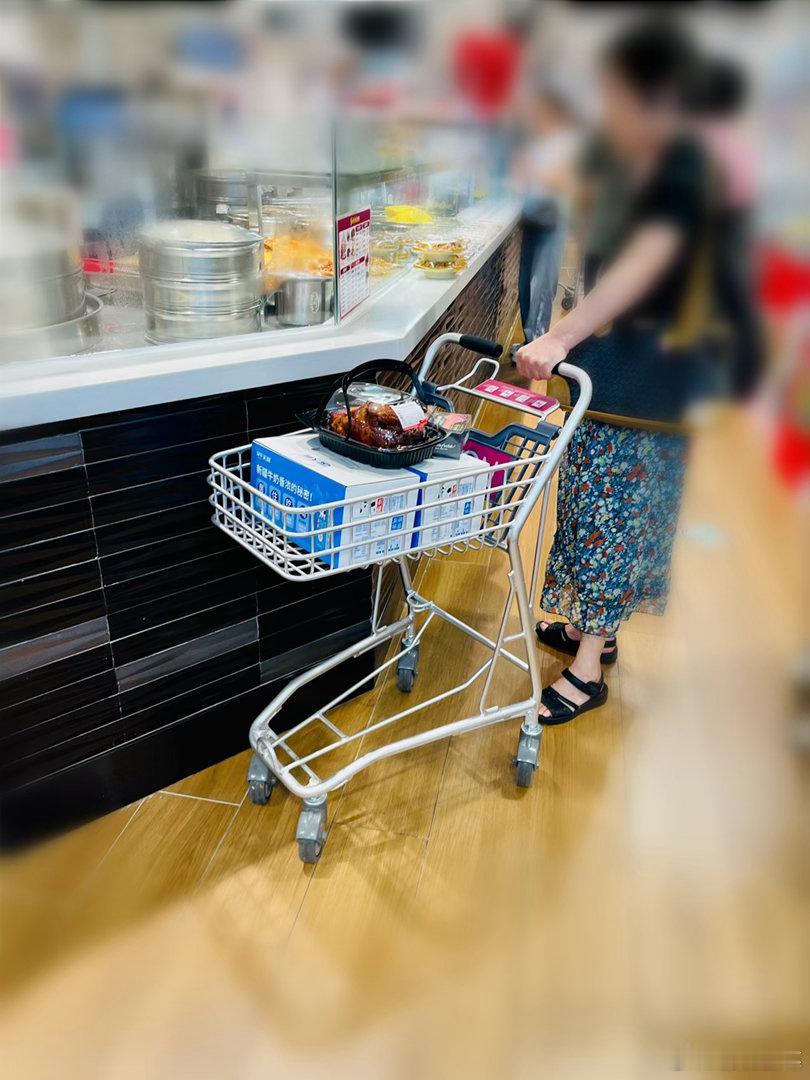 图片是我上一周逛天河城永旺超市（以前称吉之岛Jusco超市），看到顾客推着这样的