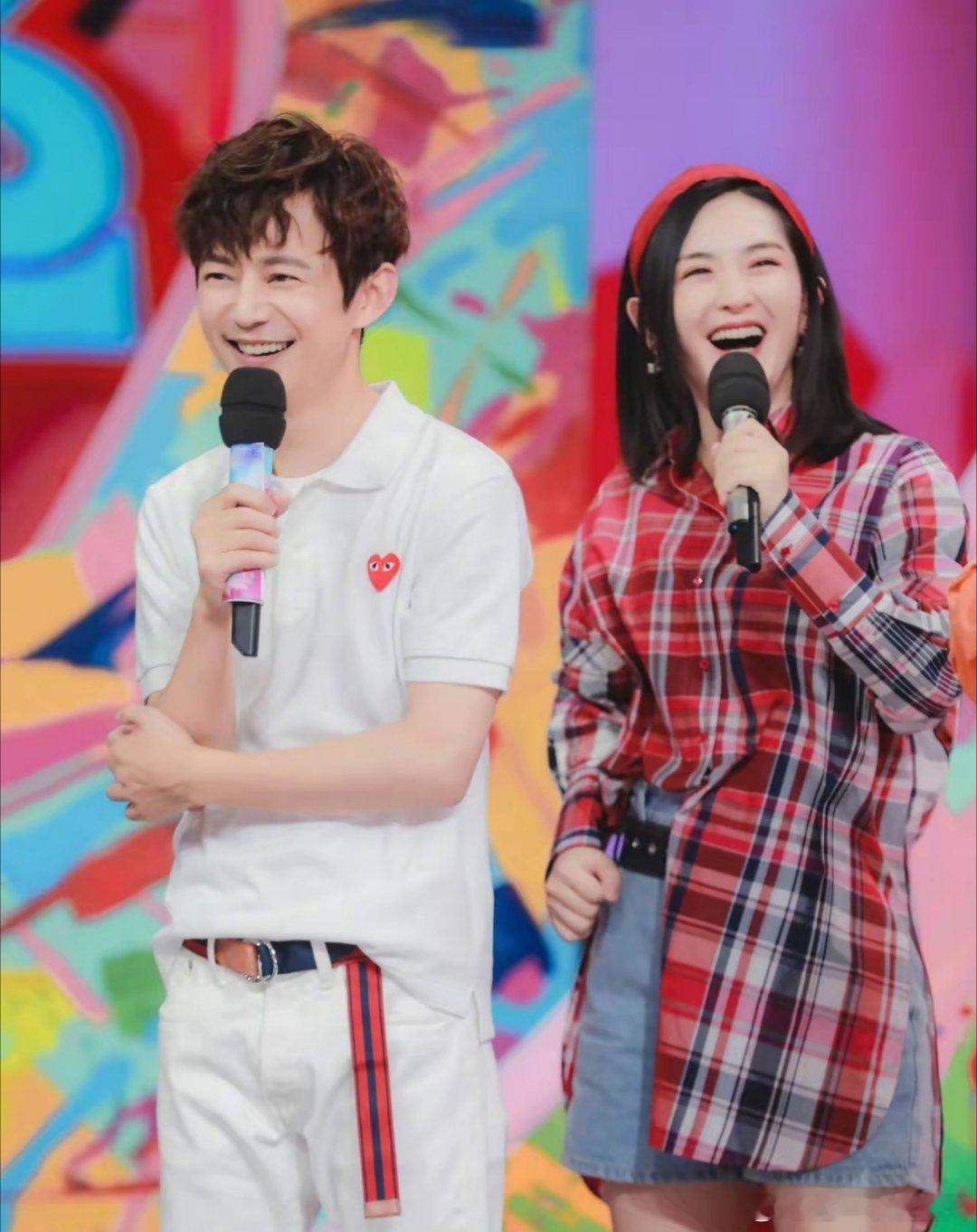 我敢肯定，何炅很大概率，就是谢娜这一生中，遇到的对她最好又胜似亲人的异性朋友了。