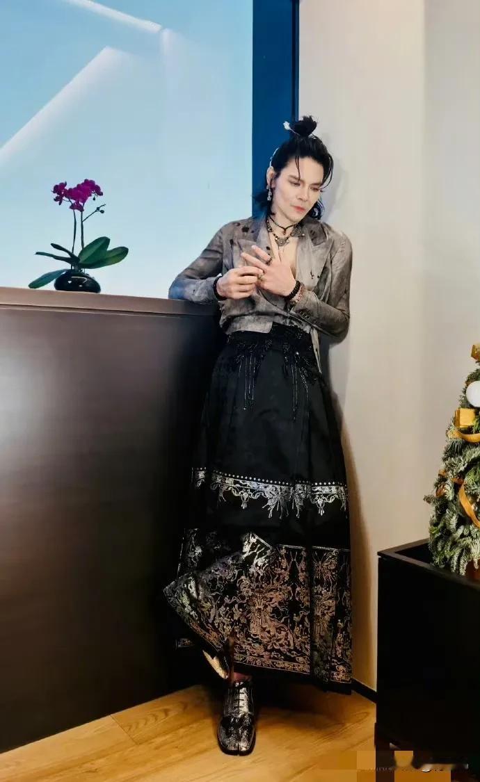 向佐这马面裙穿的，让女人都自愧不如啊[捂脸][捂脸][捂脸]
他最近走的到底是什