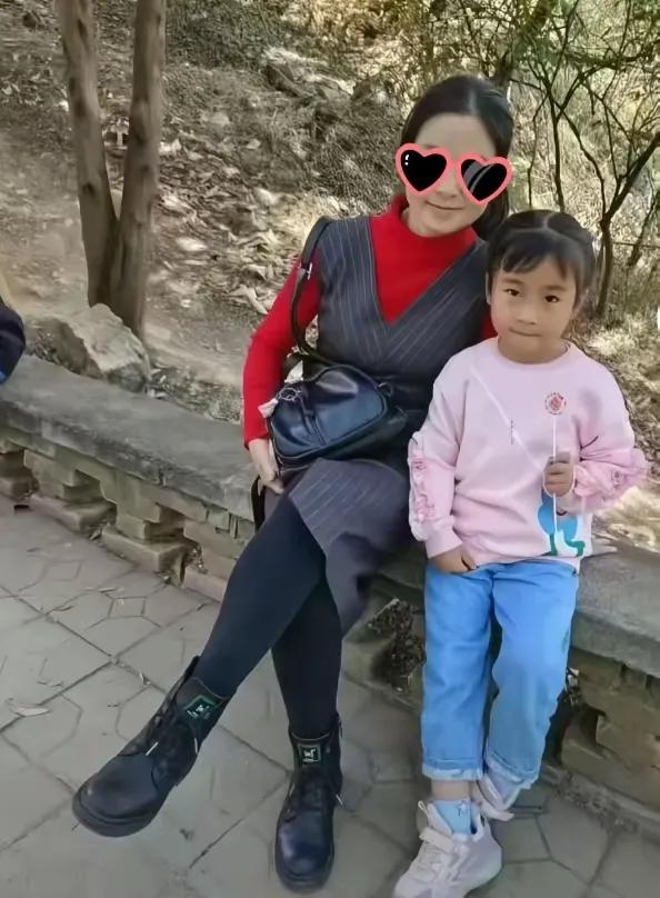不要再网暴云南8岁女孩尹潇楠父母了，他们此时已然悲伤到极点，切勿再在他们的伤口上