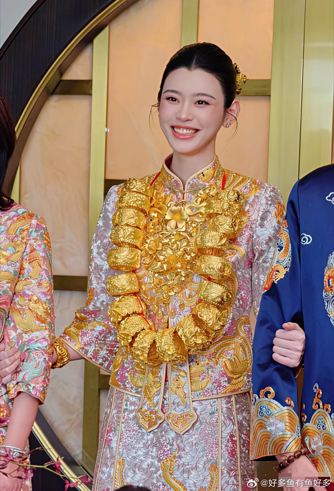 四太是真大方啊，答谢宴上、送了奚梦瑶22个龙凤镯，串成串挂在脖子里真豪气……之前