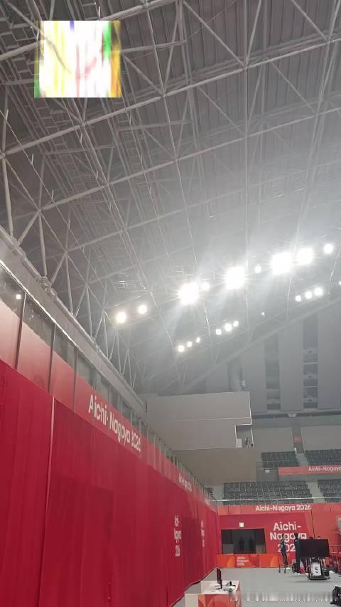 孙颖莎说第一次住邮轮挺新鲜 为亚运冲刺，国乒队员马不停蹄挥拍苦练。孙颖莎在训练中