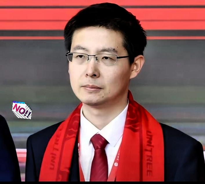 不少人留意到，上市敲钟现场王兴兴神态凝重，嘴唇时常抿起。很多网友解读，这是身处巨