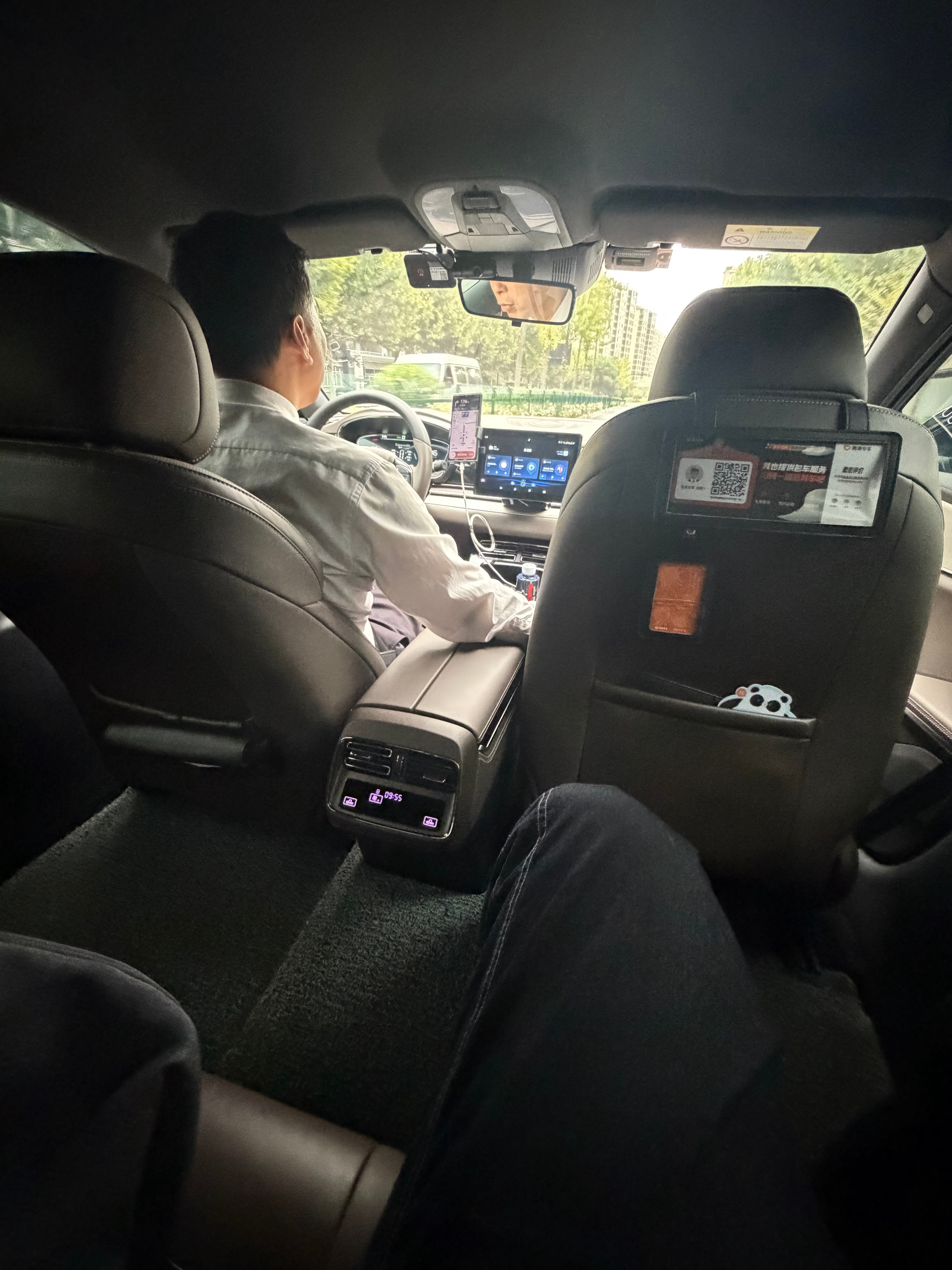 继续出差，比亚迪 e9 后排比起 Model3 简直舒服了不是一点半点 ，可惜师