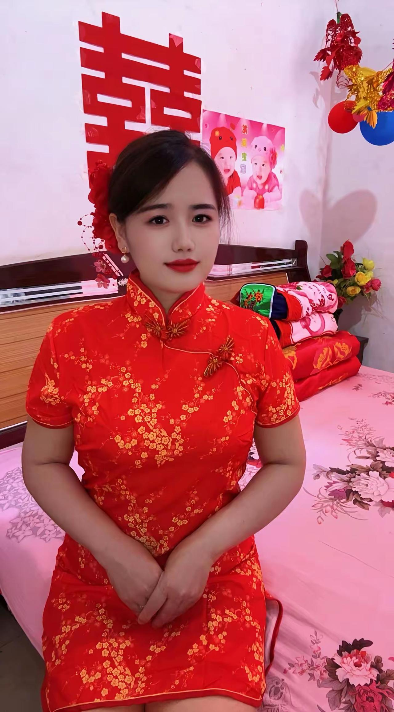 喜字贴上墙，
满堂喜气扬。
红装罩玉体，
幸福坐婚床。