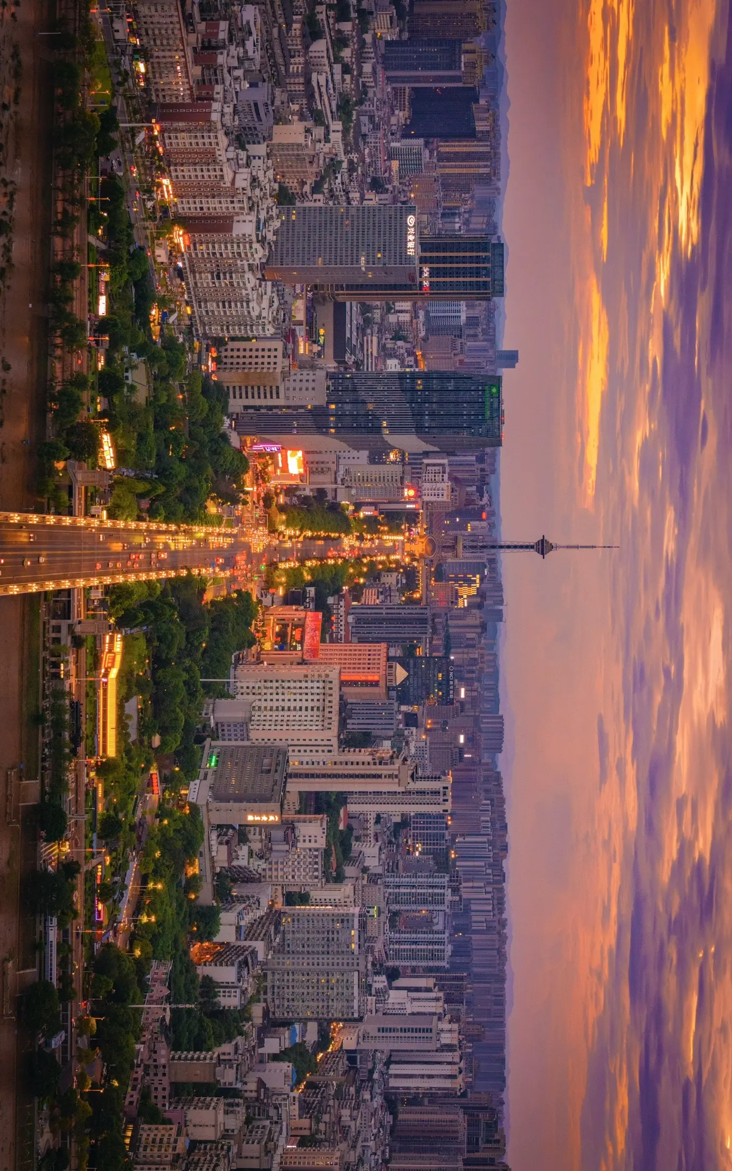 株洲，晚霞让这座城市更加浪漫。总要去趟株洲吧，这里有逛不完的衣服市场...